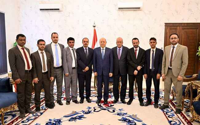 العليمي يخاطب الصحافيين: أبنوا منابر مستقلة لمواجهة الحوثي
