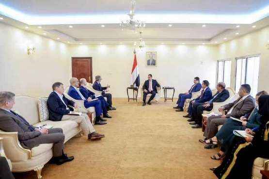 الحكومة تضع سفراء أوروبا والدول العظمى أمام تنازلات الشرعية للحوثي