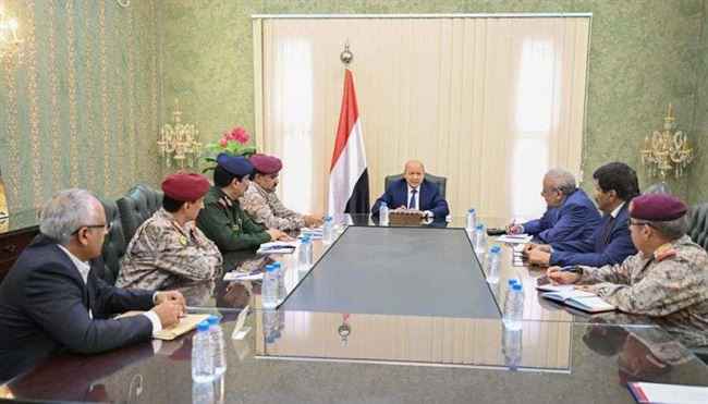 لمواجهة تهديد الحوثي والقاعدة وداعش.. رئيس المجلس الرئاسي يعقد أول اجتماع باللجنة الامنية العليا