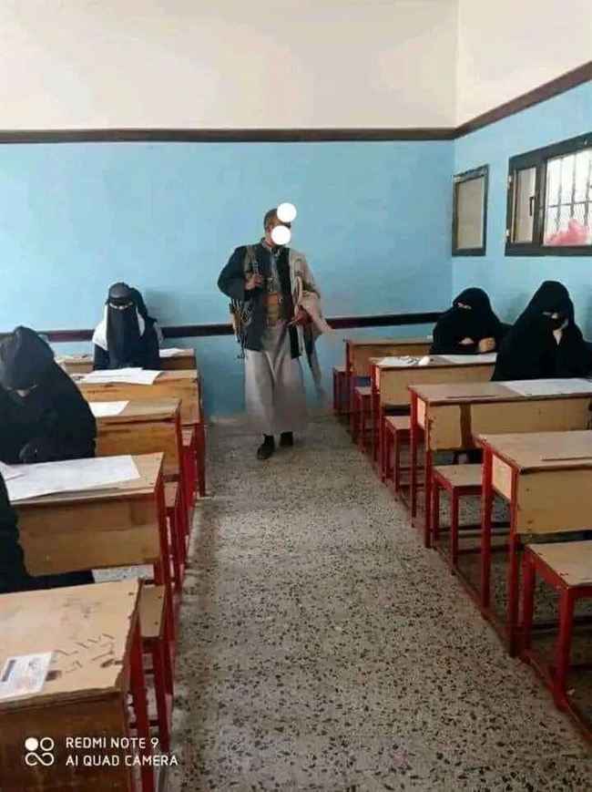 شاهد صورة مسربة تكشف فضيحة مشرف حوثي في مؤخرة قاعة امتحان طالبات ثانوية صنعاء