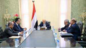 الرئاسي يتدخل لمواجه تراجع الريال اليمني المرعب.. تفاصيل اجتماع هام