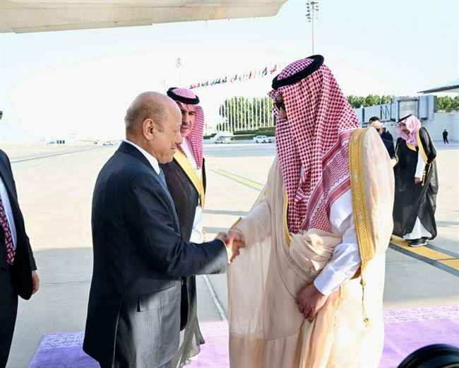 يرافقه الصبيحي ورجب.. رئيس مجلس القيادة الرئاسي يصل جدة ويدلي بتصريح هام
