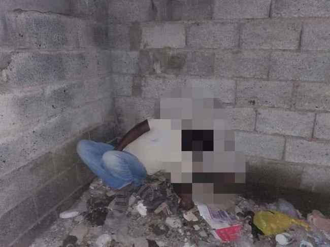 شاهد لحظة العثور على شاب مذبوح من عنقه والحوثيون ينقلون جثته إلى مكان مجهول