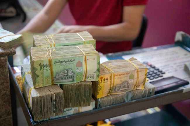 الريال اليمني يهوي إلى مستوى قياسي أمام الدولار اليوم الإثنين