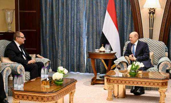 تفاصيل لقاء جمع العليمي مع السفير المصري