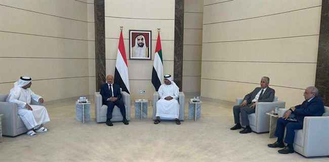 العليمي يصل إلى أبوظبي في زيارة قصيرة لبحث تطورات الوضع اليمني