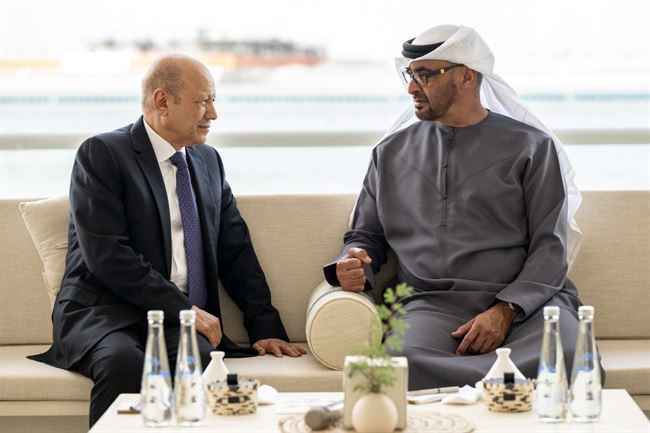رئيس مجلس القيادة الرئاسي يبحث ورئيس دولة الإمارات مستجدات الوضع اليمني والعلاقات الثنائية