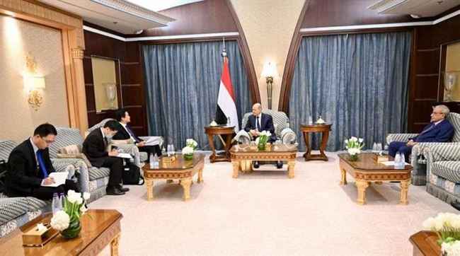 بعد إلغاء اتفاقية التفاهم مع الحوثيين.. العليمي يستقبل سفير الصين