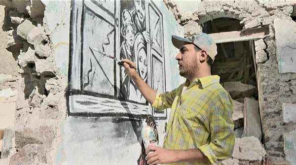 علاء روبيل.. فنان يرسم جداريات تروي مآسي الحرب في عدن