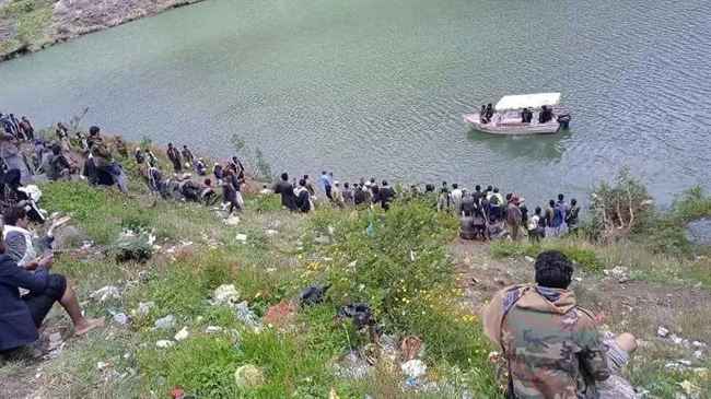 سيارة تقفز إلى حاجز مائي .. والضحايا 5 أشخاص من أسرة واحدة