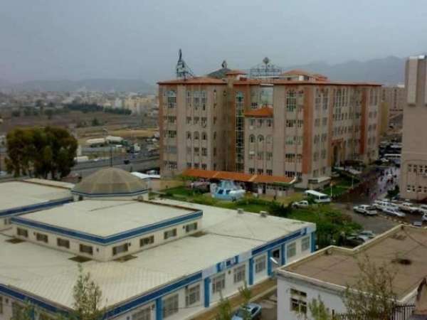 باللطم وإشهار السلام بوجه.. قيادي حوثي يعتدي على موظف داخل جامعة في صنعاء