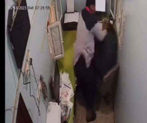 فيديو يوثق الجريمة.. قيادي حوثي يعتدي على موظف بوحشية داخل مستشفى بصنعاء