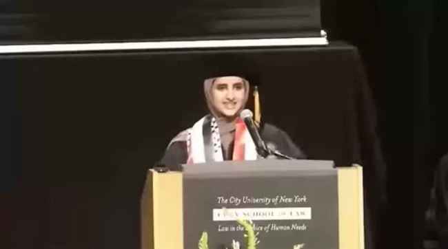 بالفيديو: طالبة يمنية تثير ضجة بعد مهاجمتها اسرائيل في حفل تخرجها بأمريكا