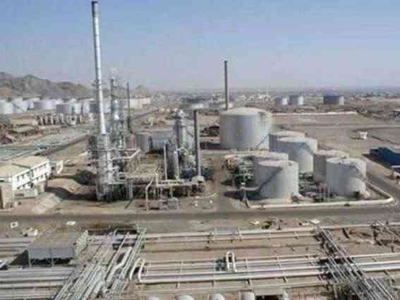 مصدر بمصافي عدن يكشف حقيقة وجود أسماء متنفذين في كشوفات مرتباتها 