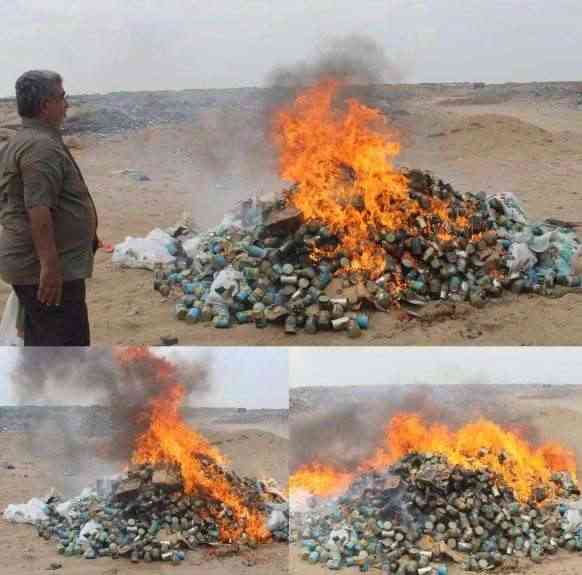 إحراق ١٤٠ كرتون من الخوخ المعلب في عدن لهذا السبب 