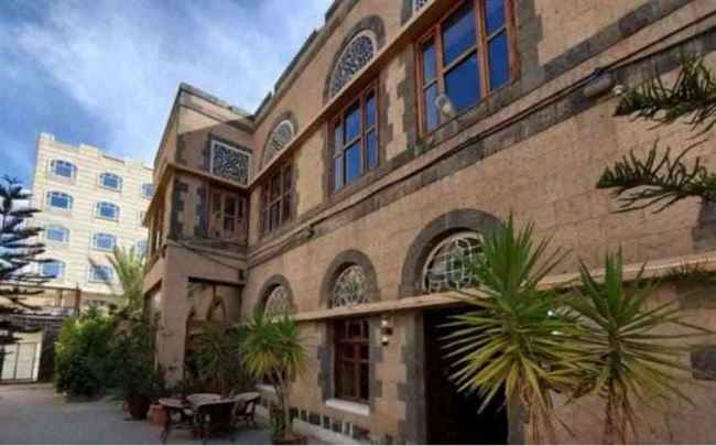 الحوثي يغلق قاعة البردوني في صنعاء مع بيت المعرفة بزعم الاختلاط.. سمحوا لنادي يملكه قيادة الجماعة