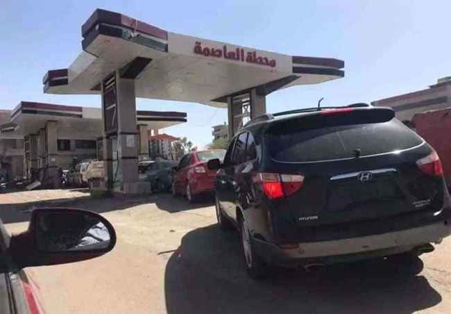 مسؤول حوثي كبير يداهم محطة نفطية ويختطف العاملين عليها ويمزق أنابيب التعبئة لتحقيق هدف خبيث