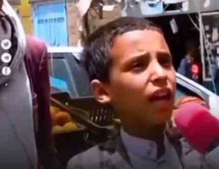 صورة طفل يمني تختطف قلوب العالم .. حافي القدمين داخل محاكم الحوثي والسبب صادم