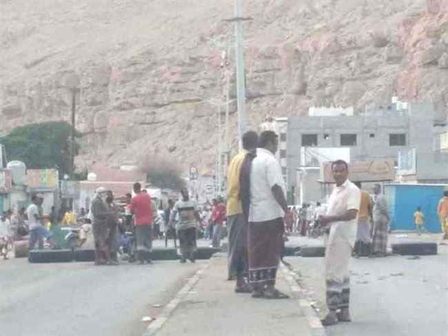 احتجاجات غاضبة تغلق شركة النفط وميناء المكلا