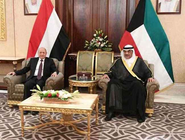 ماذا قال الرئيس العليمي فور وصوله الكويت بعد استقبال كبار المسؤولين له؟