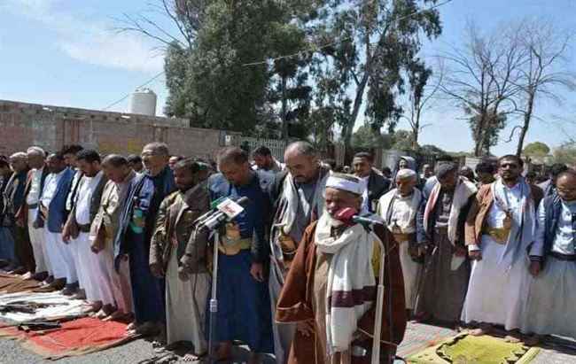 صدمة كبيرة تضرب سكان صنعاء.. خطيب الحوثيين يستنجد بالزهراء لهطول الأمطار في صلاة الاستسقاء