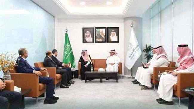 لقاء هام يجمع محافظ البنك المركزي وبن بريك مع وزير المالية السعودية بالرياض