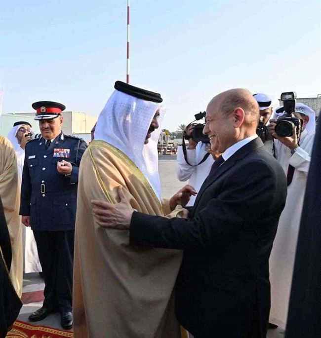 الرئيس العليمي يدلي بأول تصريح صحفي عقب وصوله البحرين.. 3 شخصيات استقبلته أحدهم يمني