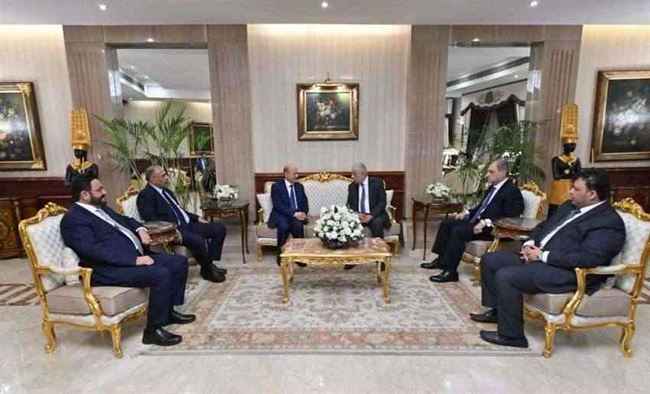 بعد الترحيب به في شوارع مصر.. الرئيس العليمي يصل إلى القاهرة ويدلي بأول تصريح صحفي