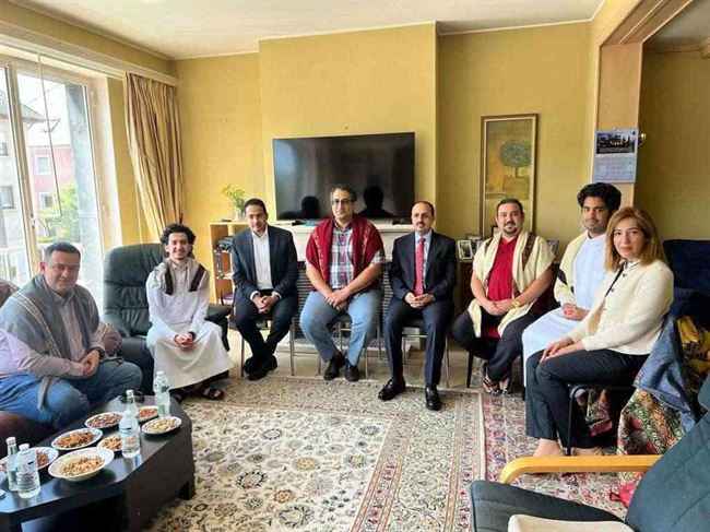 بعد تهجيرهم من قبل الحوثي .. وزير يمني يلتقي عائلات يمنية من البهائيين في بلجيكا ويبلغهم أمر هام