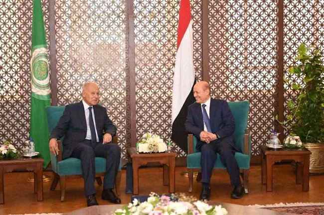 بحضور عيدروس والعرادة .. الرئيس العليمي يصف الحوثي بالجماعة المارقة ويدعو إلى موقف عربي موحد