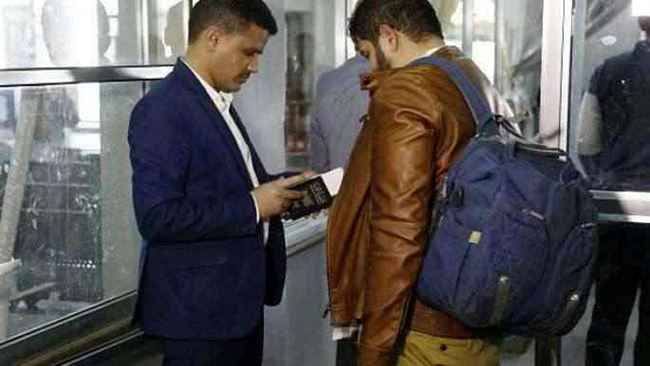 ما يجري للمسافرين في مطار صنعاء قبل مغادرتهم ووصولهم مخيف .. تجسس وانتهاك للخصوصية والبحث عن أموال