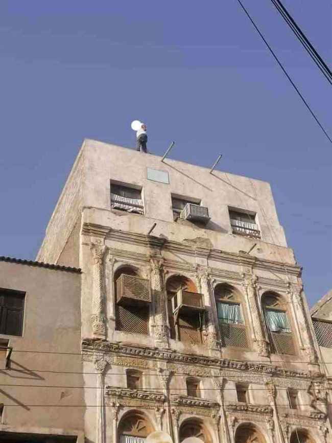 شاهد لحظة محاولة شاب الانتحار من أعلى عمارة سكنية والأهالي يتدخلون بالوقت المناسب بكريتر