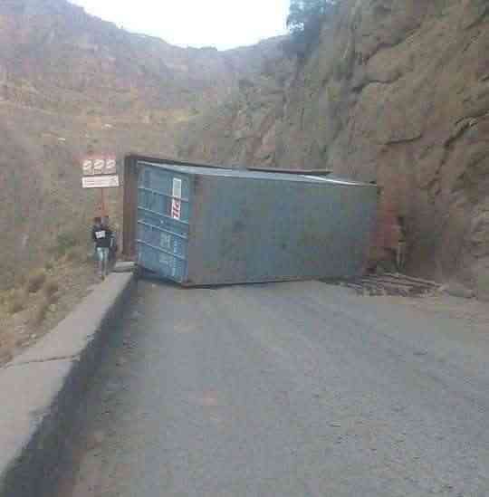 إيقاف حركة التنقل بين لحج وتعز والسبب شاحنة .. صورة