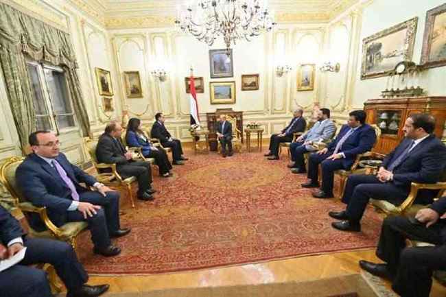 جلسة رسمية عقدها الرئيس العليمي مع رئيس حكومة مصر والأخير يتحدث عن تسهيلات لليمنيين