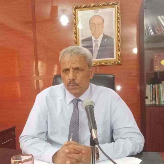 مسؤول أمني بارز في لحج يفضح المحافظ : استلم  100 مليون بحجة مكافحة التهريب وتقاسمها مع هؤلاء (فيديو)