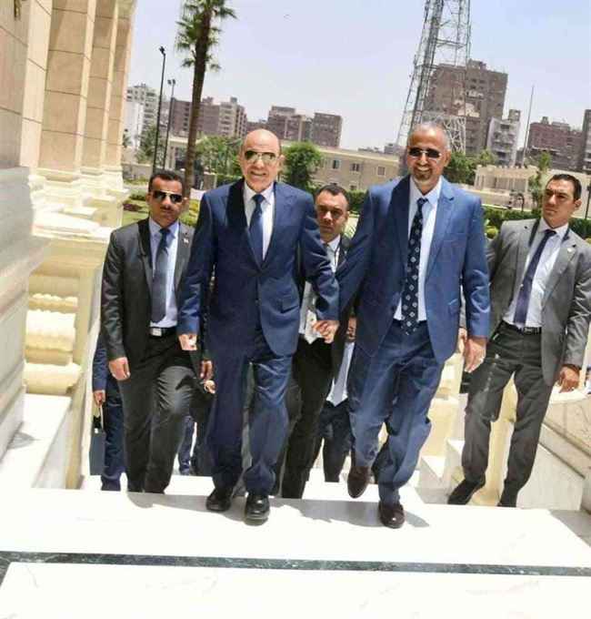 علي محسن الأحمر يشن هجوما على رئيس مجلس القيادة الرئاسي والسبب صورة..!