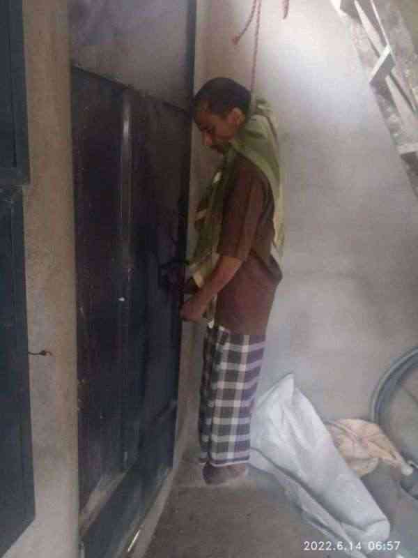 شاهد لحظة إنتحار عامل داخل مطعم بمناطق سيطرة الحوثيين