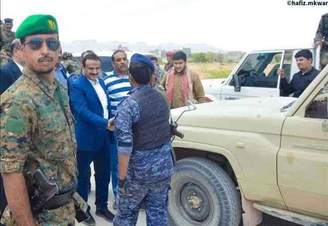 محافظ شبوة يفاجئ جنود بتكريمهم على الطريق