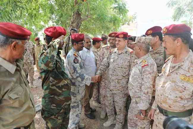 وزير الدفاع يواصل تحركاته في عدن ويتحدث عن بناء جيش وطني جديد