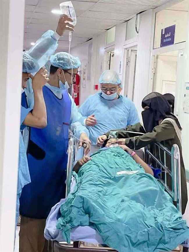 فريق طبي يمني ينجح في عملية استغرقت 4 ساعات ونصف.. عجز الأطباء عن الحالة بمختلف أنحاء العالم