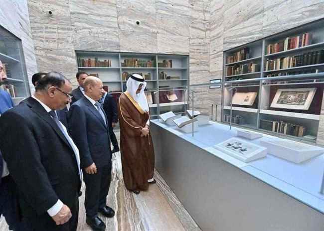 الرئيس العليمي يزور مكتبة في قطر .. ويدخل جناح عبر الزمن