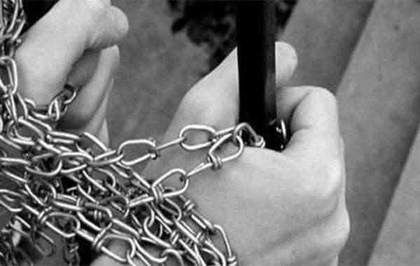 قصة مؤلمة هزت المشاعر .. يمني يعامل أبنه كحمار ويحبسه في هذا المكان .. ويقدم له وجبه واحدة