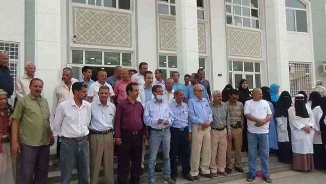 موظفو مستشفى الثورة يفضحون محور تعز العسكري .. ويطالبون بوقف همجية قوات الإخوان