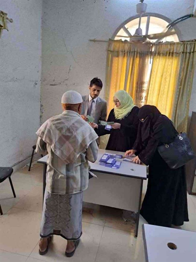تدشين صرف الكروت لمستفيدي الحوالات النقدية الطارئة الغير مشروطة بعدن