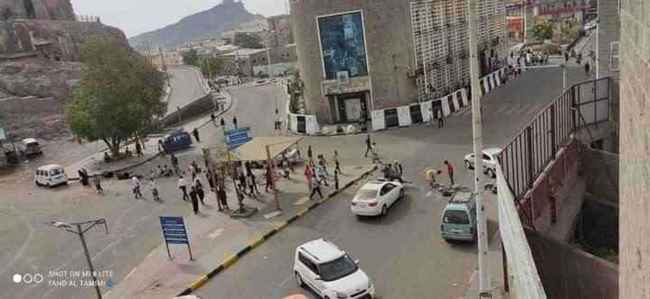 محتجون يغلقون طرق رئيسية بالعاصمة عدن تنديدا بارتفاع اسعار الوقود