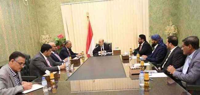 مذيع بقناة أبوظبي : لا خيار أمام اليمنيين غير الصبر للخروج من النفق المخيف