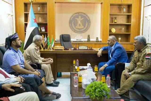 ببدلة عسكرية .. أول لقاء يجمع الزبيدي بمحافظ لحج