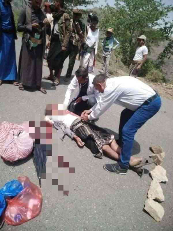 مشرف حوثي يعدم شخص وسط الشارع قبل لطمه بالحذاء.. تفاصيل اقتياده من منزله إلى قبره