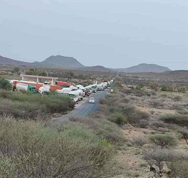 عناصر قبلية تحتجز عشرات الشاحنات في مودية.. مسؤول حكومي ينجح إطلاقها