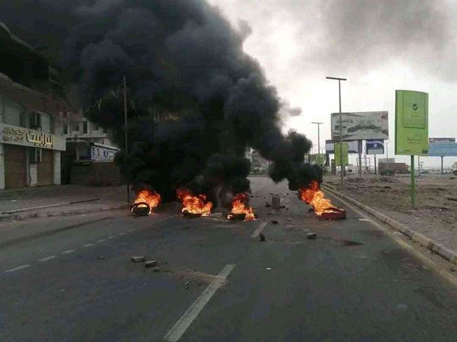 بعد كذبة شركة النفط .. الاحتجاجات تعود لعدن والرئيس العليمي يطلب من أبناء عدن منحه فرصة قصيرة لتجاوز الأزمة